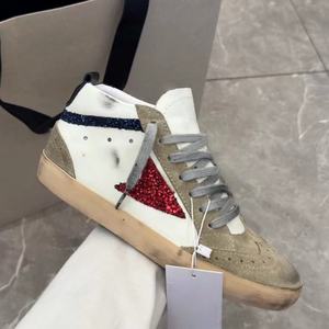 Sneakers décontractées de style rétro grunge de marque renommée, tendance pour hommes et femmes, avec options de personnalisation. - Product Image 6