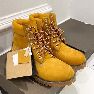 รองเท้าบูทลำลองผู้ชายคุณภาพพรีเมียมขายส่งยอดนิยม รองเท้าบูททำงานสีเหลืองพื้นหนาทันสมัย รองเท้าบูทกันน้ำสำหรับกิจกรรมกลางแจ้ง - Product Image 1