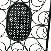 Chaise pliante vintage en fer forgé noire avec coussin pour jardin, mariage, événement, ou réception