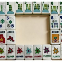 Jeu de Mahjong américain sur le thème du ski d'hiver en acrylique nacré, avec des tuiles de Mahjong personnalisées motif flocon de neige pour les fêtes de fin d'année.