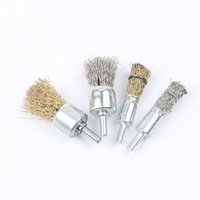 Brosse métallique montée pour le débavurage des trous internes de petit diamètre, pour les cavités profondes