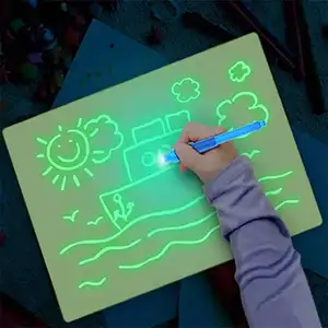 Magic Pad Set Papan Gambar 2 UV Pen, 2 Kartu Grafis Mainan Pendidikan Papan Gambar Grafiti Lucu A3 Lampu Malam