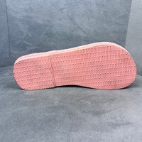 Tongs moelleuses pour femmes avec dessus en tissu éponge doux, semelle texturée antidérapante pour un port confortable et décontracté à la maison