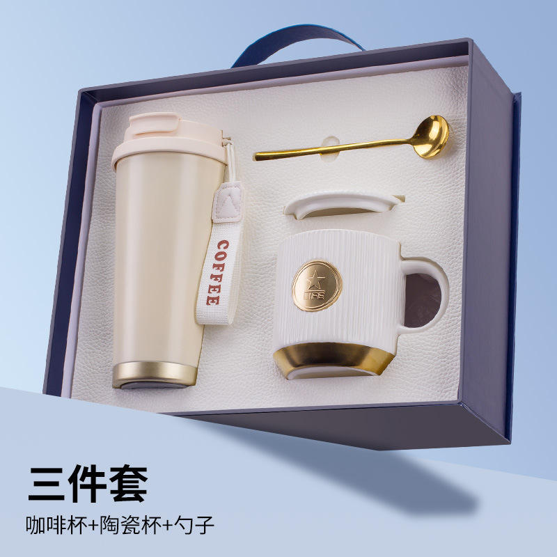 ชุดสามชิ้นสีขาว: ถ้วยกาแฟลายดอกลิลลี่แห่งหุบเขา, แก้วมัคพร้อมเหรียญทองสัมฤทธิ์, และช้อนทรงกลม