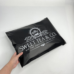 Sobres de Poliéster Negro Mate Personalizados - Bolsas de Envío de Plástico con Logotipo Blanco Impreso, Bolsas Acolchadas con Cierre Autoadhesivo - Product Image 4