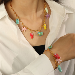 Collier thème Océan Doré, Pendentif coloré en céramique Poisson Étoile de mer, Bijoux de mode pour femme, Chaîne en alliage de zinc style décontracté - Product Image 4
