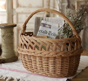 Cesta de ratán de lujo hecha a mano con un diseño tejido intrincado, acabado elegante y almacenamiento práctico para uso en el hogar y la oficina. - Product Image 1