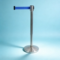 Poteau de délimitation rétractable en acier inoxydable de 900 mm de hauteur avec sangle en nylon durable pour le contrôle des foules et les lignes de sécurité à l'aéroport