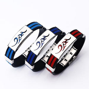 Bracciale <span class=keywords><strong>da</strong></span> <span class=keywords><strong>uomo</strong></span> personalità della moda bracciale sportivo <span class=keywords><strong>da</strong></span> basket in acciaio al titanio bracciale sportivo <span class=keywords><strong>da</strong></span> <span class=keywords><strong>uomo</strong></span> bracciale in gomma con cinturino in Silicone - Product Image 2