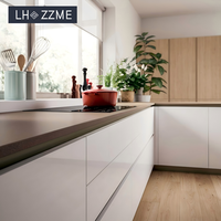 Meubles de cuisine modernes en MDF laqué blanc brillant en forme de L avec tiroirs modulaires et unités de rangement pour usage résidentiel