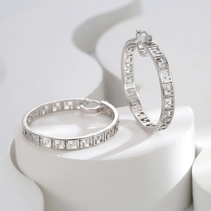Orecchini a Cerchio Grandi Esagerati di Moda con Logo a Lettere di Marchi Famosi, Design con Motivo <span class=keywords><strong>Medusa</strong></span> in Oro 18K - Product Image 3
