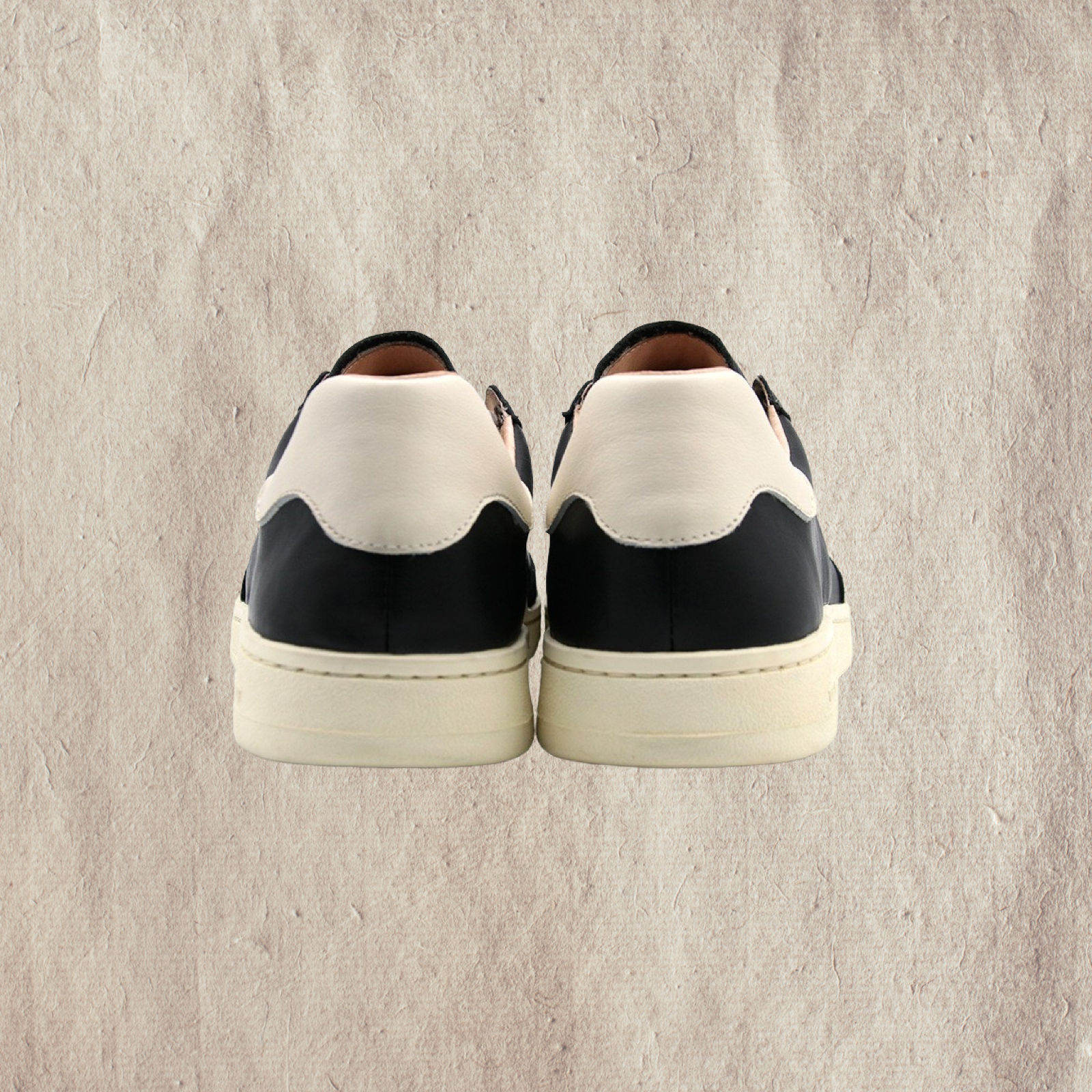 สีเทาขาว