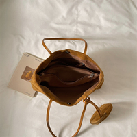Tas Bahu Vintage dari Bahan Suede Imitasi Lembut, Tas Jinjing Retro Panjang untuk Wanita dengan Kantong Kecil yang Dapat Dilepas.