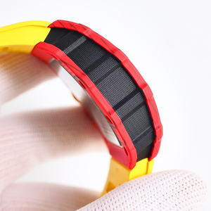 Reloj de Lujo de Fibra de Carbono Personalizado de Alta Gama, Diseño Audaz con Combinación de Colores Rojo y Amarillo, la Entrada a un Mundo de Relojes de Élite - Product Image 3