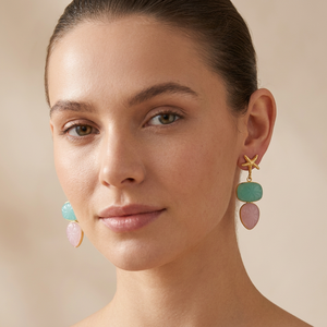 Nouvelle Arrivée Boucles d'oreilles pendantes sculptées à la main motif floral en laiton massif plaqué or 18 carats, avec calcédoine aqua et étoile de mer, monture en forme de lunette, couleur rose - Product Image 3