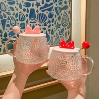 Mug en verre résistant à la chaleur style Ins avec nœud papillon, couvercle et cuillère, design moderne et simple, texture martelée, pour café de bureau