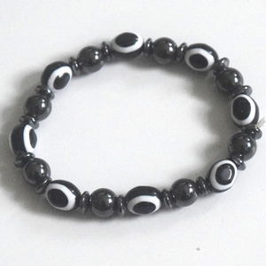 Braccialetto alla Moda con Perline in Plastica Nera e Occhio Turco, Gioielli Trendy all'Ingrosso - Product Image 4