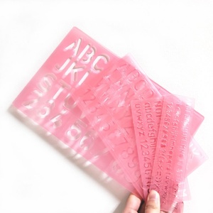 Plantillas de Plástico Transparentes Reutilizables y Lavables de 4 Tamaños, Color Rosa, para Dibujar en Diarios, con Formas de Números y Letras - Product Image 3