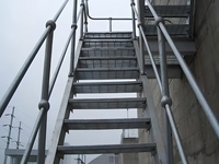 Outdoor-Industrie Baumaterial Geriffelte Gitterroste Metall Rutschfeste Treppenstufen Stahlgitter Feuerverzinkt Langlebig