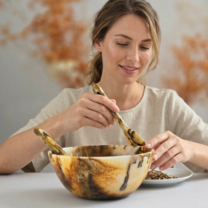 Bol à salade en résine fait main avec motif marbré, design Wabi Sabi, pour servir les aliments à la maison - Product Image 1