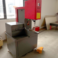 Machine de rivetage auto-sertissante pour tôles de châssis d'ascenseurs et de carrosseries de véhicules à énergie nouvelle, largement utilisée