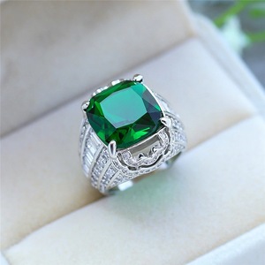 Anello dal Design Classico di Colore Verde, Elegante Anello da Dito per Donne - Product Image 1