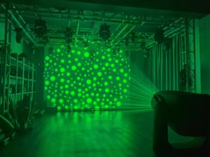 Projecteur LED à tête mobile 700W DMX512 34CH pour événements théâtraux avec effet de lumière douce par atomisation - Product Image 4