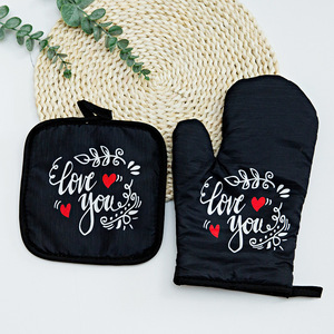 Ensemble <span class=keywords><strong>de</strong></span> gants <span class=keywords><strong>et</strong></span> <span class=keywords><strong>de</strong></span> tapis isolants en tissu pour utilisation au four à micro-ondes, motif imprimé Noël Halloween - Product Image 2