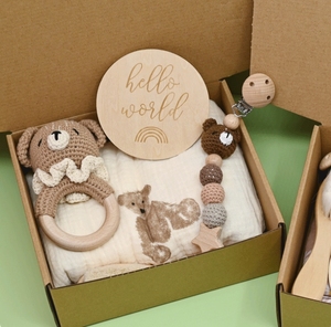 Vente en gros d'usine/OEM, hochets en crochet pour bébé, ensemble en bois, boîte cadeau de <span class=keywords><strong>naissance</strong></span>, chaîne de sucette, cadeau de premier mois de bébé - Product Image 3
