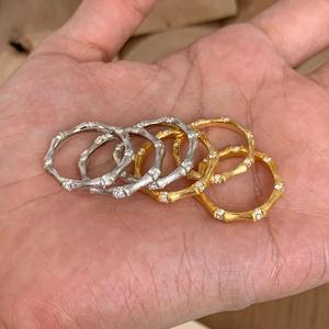 Anillo de Bambú de Estilo Vintage Chapado en Plata de Ley S925 con Oro de 18K, con Acabado Cepillado Vintage, Talla Única - Product Image 5