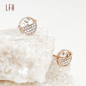 Boucles d'oreilles clous minimalistes en forme d'étoile délicate en diamant, design tendance, or jaune 18 carats pur, fabricant de bijoux fins - Product Image 2