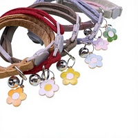 Collier pour chien de couleur unie avec joli clochette et motif floral, en velours côtelé écologique, collier tendance pour petits chiens, vente en gros