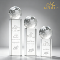 Trophée de football en cristal transparent personnalisé Noble Custom Clear Pillar, surface extérieure gravée, emblème personnalisé, prix pour athlète de football aux performances exceptionnelles