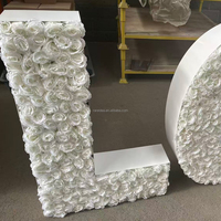 Décoration de mariage et événements : Lettres géantes en roses blanches pour événements de mariage et fêtes - Fournisseur de décorations florales