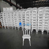 Chaise à dossier croisé en PP imitation bois OK-PP1106 pour hôtels, mariages, événements et sièges commerciaux