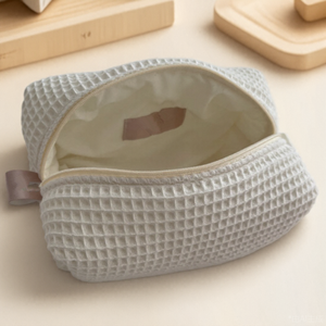 กระเป๋าเครื่องสำอางผ้าฝ้ายพิมพ์ลายวาฟเฟิลเรียบง่ายทันสมัย พร้อมโลโก้สั่งทำ ของขวัญสำหรับเจ้าสาว - Product Image 1