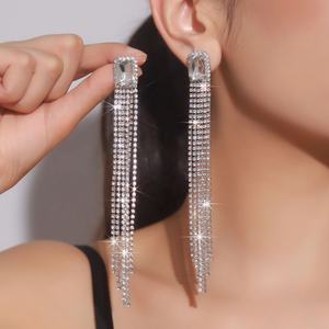 Boucles d'oreilles pendantes longues à pampilles tendance pour femmes, style européen et américain, en alliage de cuivre plaqué or avec strass en cristal taille brillant - Product Image 3