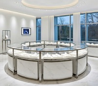 Comptoir de présentation de bijoux de luxe, base en marbre, finition dorée, vitrine en verre, éclairage LED, marque GZowin, personnalisable pour les magasins de détail