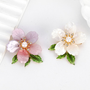 Broche de Aleación Dorada con Circones y Flor de Camelia para Mujer, Ideal para Bodas, Compromisos y Fiestas, Accesorio de Regalo - Product Image 1