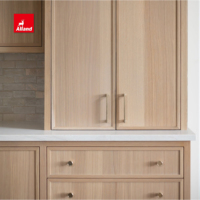 Armoire de Cuisine Minimaliste à Cadre Fin Shaker avec Finition Chêne Clair Profond et Vitrine Personnalisée