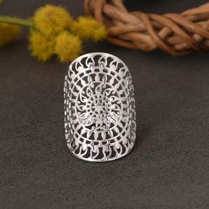 Anello in Metallo a Forma di Girasole Traforato, Gioiello da Dito in Stile Vintage Britannico, Nuova Collezione, Fornitura di Fabbrica - Product Image 2