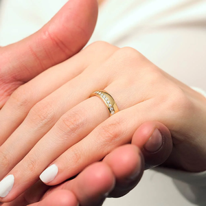 สลักเลเซอร์โลโก้ฟรี แหวนคู่สแตนเลสสตีล 316 ชุบทอง 18K PVD สำหรับงานหมั้น งานแต่งงาน แหวนนิรันดร์ - Product Image 4