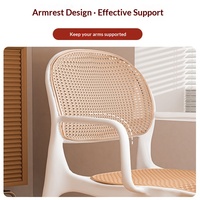 Chaise de salle à manger vintage en rotin tressé avec cadre en plastique, chaise ergonomique respirante avec dossier tissé et accoudoirs pour café et hôtel