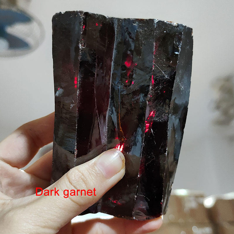 โกเมนสีเข้ม