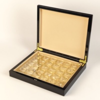 Boîte à chocolat personnalisée en bois brillant avec couvercle imprimé UV, doublure en velours, plateau intérieur en plastique et charnière métallique pour l'emballage de friandises du Ramadan et de l'Aïd