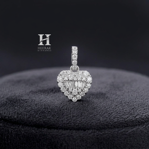 Fournisseur de bijoux fins sur mesure - Pendentif en or blanc 14 carats en forme de cœur avec diamants baguette pour la vente en gros - Product Image 1
