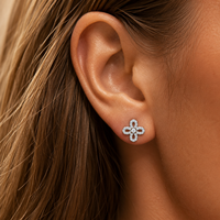 Boucles d'oreilles trèfle porte-bonheur en moissanite étincelante, clous floraux élégants en boucle infinie, bijoux en argent 925 plaqué or blanc
