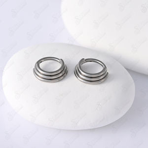 Clips de septum en titane G23 avec design à trois niveaux trapézoïdaux pour femmes et hommes, bijoux de piercing nasal hypoallergéniques - Product Image 4