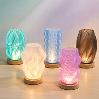 Lampe de table LED torsadée à impression 3D, style minimaliste moderne, avec base en bois, lumière douce, veilleuse à piles