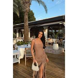 Robe de soirée longue Astrid Mink, robe de bal chic avec col rond, taille empire, longueur au sol avec fente pour les occasions de fête - Product Image 3